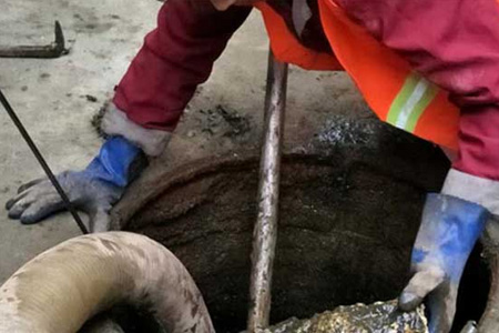 马桶漏水的解决-疏通下水管道